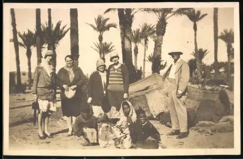 Fotografie unbekannter Fotograf, Ansicht Bechar / Algerien, Kolonialisten treffen auf Einheimische 1930