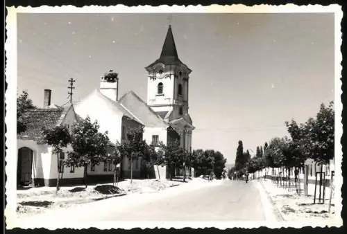 Fotografie unbekannter Fotograf, Ansicht Podersdorf am See, Strassenansicht mit Kirche