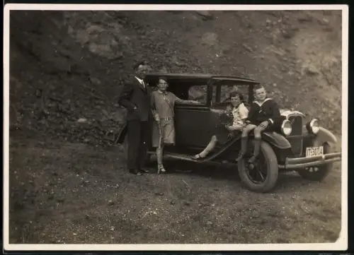 Fotografie Auto mit Kühlerfigur, begüterte Familie mit PKW bei Schloss Waldeck