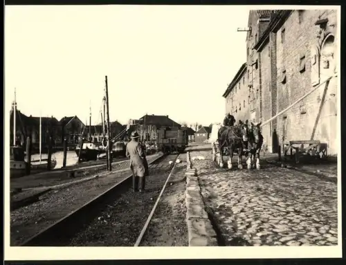 Fotografie unbekannter Fotograf, Ansicht Tönning, Gleise vom Güterbahnhof am Hafen