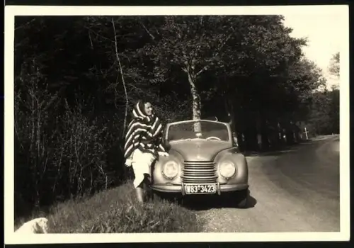 Fotografie Auto DKW Cabrio, junge Dame neben Cabriolet