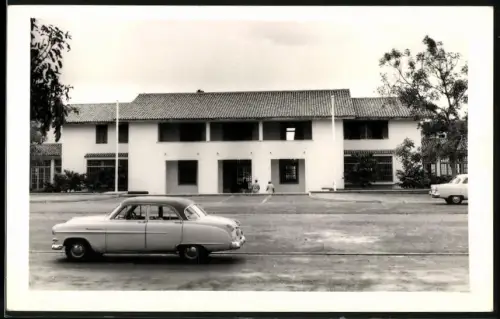 Fotografie unbekannter Fotograf, Ansicht Accra / Ghana, Auto Opel Kapitän vor der Akuafo Hall 1961