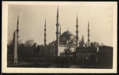 Fotografie unbekannter Fotograf, Ansicht Konstantinopel - Istanbul, Türkei, Obelisk vor der Sultan-Ahmed-Moschee