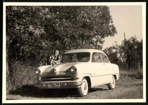 Fotografie Auto Ford Taunus, junge Frau nebst Coupe