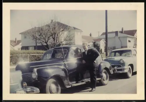 Fotografie Auto US-Car, Bursche lehnt lässig auf Trittbrett in Vancouver 1958