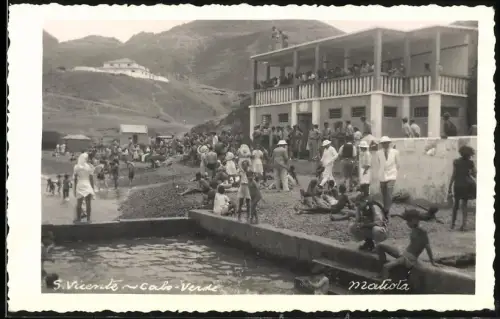 Fotografie unbekannter Fotograf, Ansicht São Vicente / Kap Verde, Hotel mit Schwimmbecken