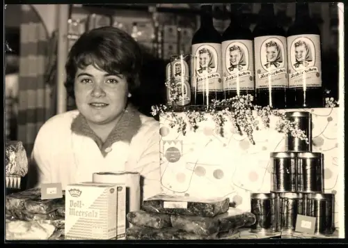 Fotografie Lebensmittel-Laden, Verkaufsdame hinter Tresen neben Flaschen Rotbäckchen Saft