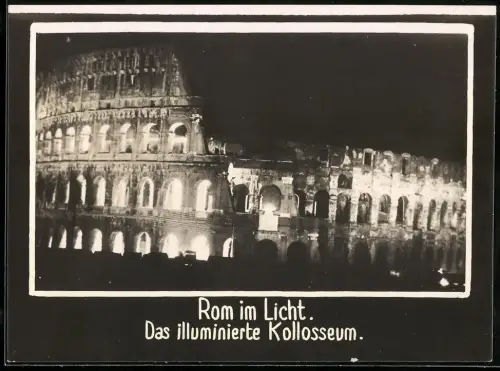 Fotografie unbekannter Fotograf, Ansicht Rom - Roma, das illuminierte Kollosseum bei Nacht