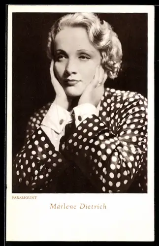 AK Schauspielerin Marlene Dietrich mit gepunkteter Jacke