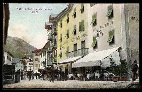 AK Cortina, Hotel croce bianca con persone e carrozza sulla strada