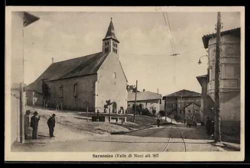 AK Sarnonico /Valle di Non, Vista della chiesa e strada con binari del tram