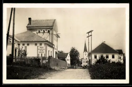 AK Geboltskirchen, Ortspartie mit Wohnhäusern und Blick zur Kirche