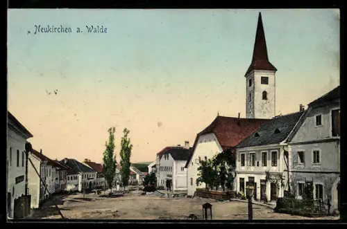 AK Neukirchen a. Walde, Strassenpartie mit Kirche