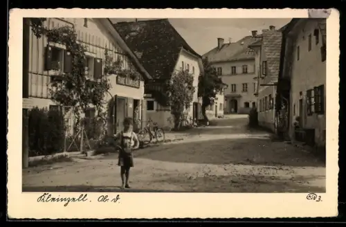 AK Kleinzell, Knabe auf der Strasse