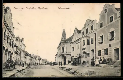 AK Neufelden /Ob.-Oestr., Reichsstrasse mit Passanten