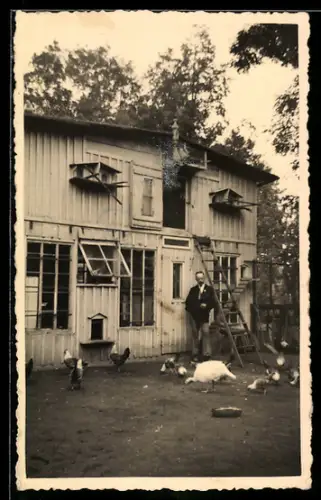 Foto-AK Kleinwaltersdorf, Geflügelzüchter Fred vor seinem Geflügelhaus im Jahr 1936
