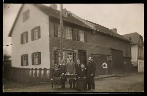 Foto-AK Laufenselden, Familie Rausch vor einem Wohnhaus
