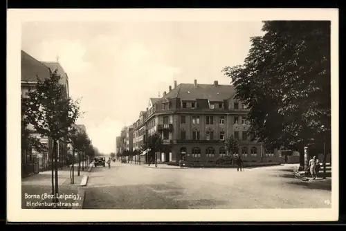 AK Borna /Leipzig, Partie in der Hindenburgstrasse mit Passanten und Auto