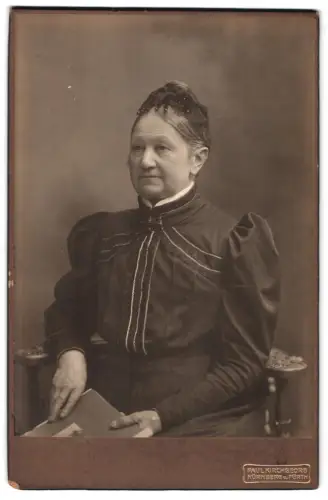 Fotografie Paul Kirchgeorg, Nürnberg, Sitzende ältere Dame