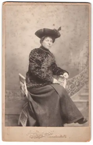 Fotografie Atelier Grand Prix, Ort unbekannt, Frederiksberggade 14, Frau in vornehmer Kleidung