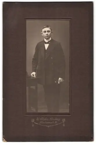 Fotografie W. Glahn, Nürnberg, Allersbergerstr. 51, Eleganter junger Mann im Anzug