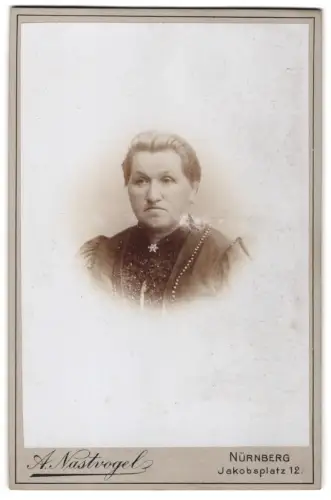 Fotografie A. Nastvogel, Nürnberg, Jakobsplatz 12, Porträt einer älteren Dame