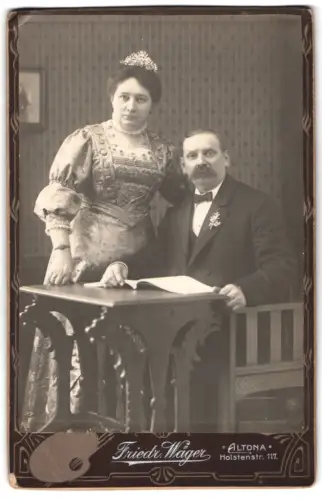 Fotografie Friedr. Wäger, Altona, Holstenstr. 117, Elegantes Paar an Tisch