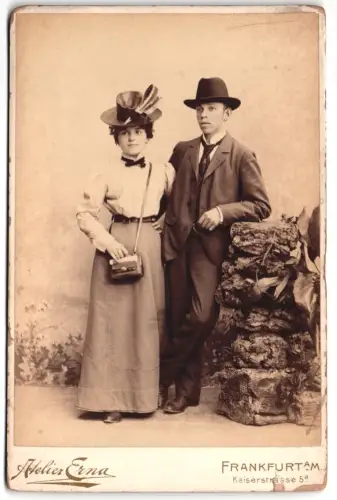 Fotografie Atelier Erna, Frankfurt am Main, Kaiserstrasse 5a, Elegantes Paar in zeitgenössischer Kleidung