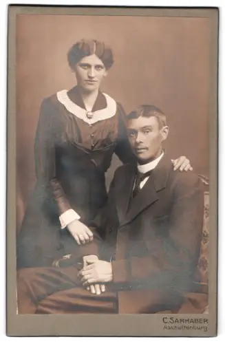 Fotografie C. Samhaber, Aschaffenburg, Paarporträt in eleganter Kleidung