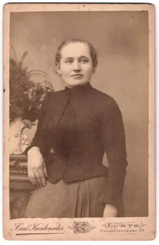 Fotografie Carl Kantenseter, Fürth, Theaterstrasse 30, Frau im eleganten Kleid