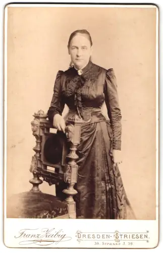 Fotografie Franz Zeibig, Dresden-Striesen, Strasse J 39, Porträt einer Dame in feinem Kleid