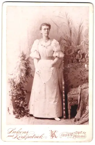 Fotografie Lukens and Kirkpatrick, Philadelphia, Chestnut St 1204, Dame mit Fächer