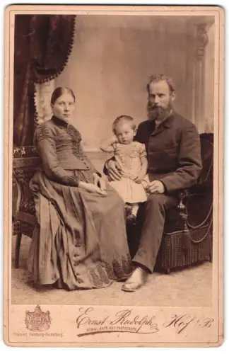 Fotografie Ernst Rudolph, Hof i. B., Familienporträt mit Kind