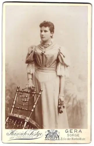 Fotografie Heinrich Festge, Gera, Ecke der Humboldtstr., Porträt einer jungen Dame