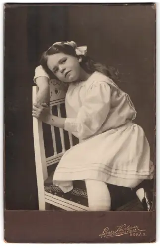 Fotografie Livan Karlson, Borås, Mädchen auf Stuhl
