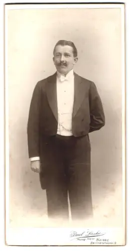 Fotografie Paul Laske, Neisse, Berlinerstrasse 13, Eleganter Herr im Frack