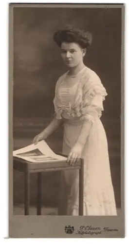 Fotografie P. Clasen, Dessau, Kavalierstr. 16, Junge Frau an kleinem Tisch