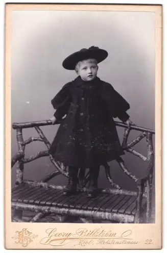 Fotografie Georg Billström, Kiel, Holstenstrasse 22, Kind auf Bank stehend