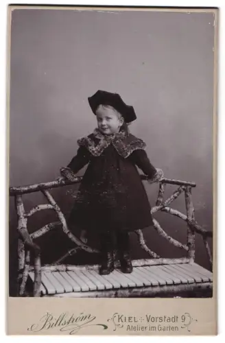 Fotografie Billström, Kiel, Vorstadt 9, Kind in elegantem Wintermantel