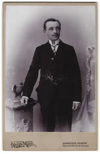 Fotografie Adolph Mann, Hamburg, Reeperbahn 103, Eleganter Herr mit Schnurrbart