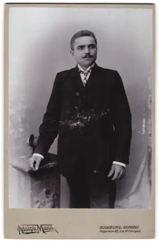 Fotografie Adolph Mann, Hamburg, Reeperbahn 103, Eleganter Herr im Anzug