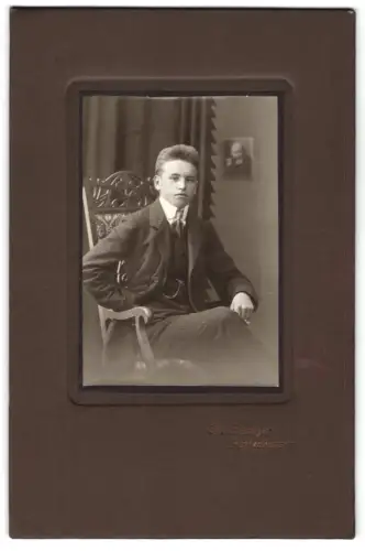 Fotografie H. Eisinger, Zuffenhausen, Junge im Anzug auf Stuhl