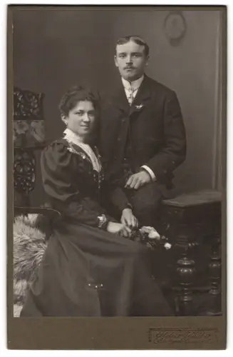 Fotografie Atelier T. Kleiber, Stuttgart-Cannstatt, Ecke Königstrasse, Elegantes Paar im Studio