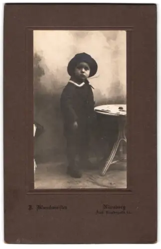 Fotografie J. Blanckmeister, Nürnberg, Äuss. Laufergasse 11, Kleinkind mit Tisch
