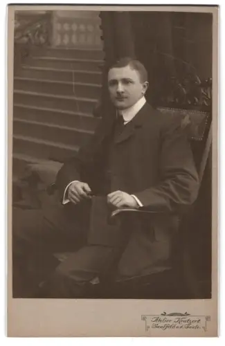 Fotografie Atelier Kratzert, Saalfeld a.d. Saale, Vornehmer Herr in elegantem Anzug