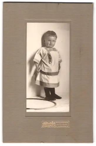 Fotografie Prof. Ed. Uhlenhuth, Coburg, Porträt eines kleinen Kindes