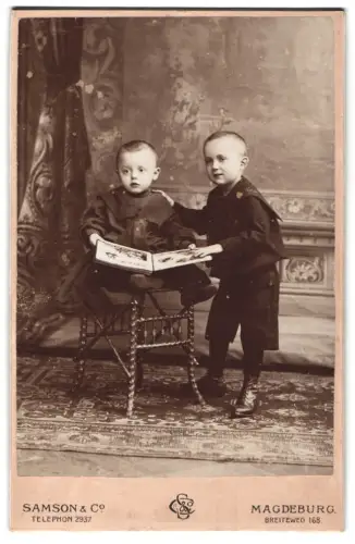 Fotografie Samson & Co, Magdeburg, Breiteweg 168, Zwei Jungen mit Bilderbuch
