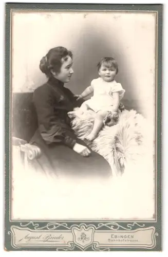 Fotografie August Binder, Ebingen, Bahnhofstrasse, Mutter mit Kleinkind auf einem Fell