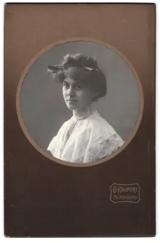 Fotografie O. Kaupert, Nürnberg, Elegant porträtierte junge Frau