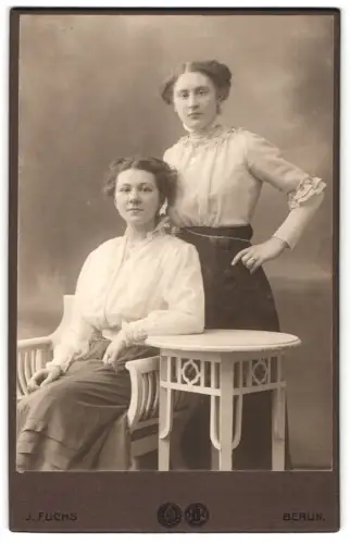 Fotografie J. Fuchs, Berlin, Rosenthalerstr. 72A, Zwei Damen an einem Tisch